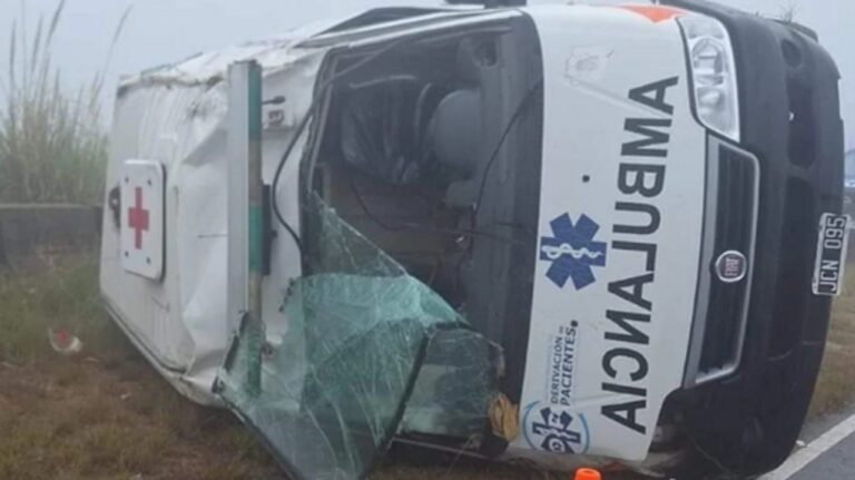 Una ambulancia volcó en el camino de las Altas Cumbres