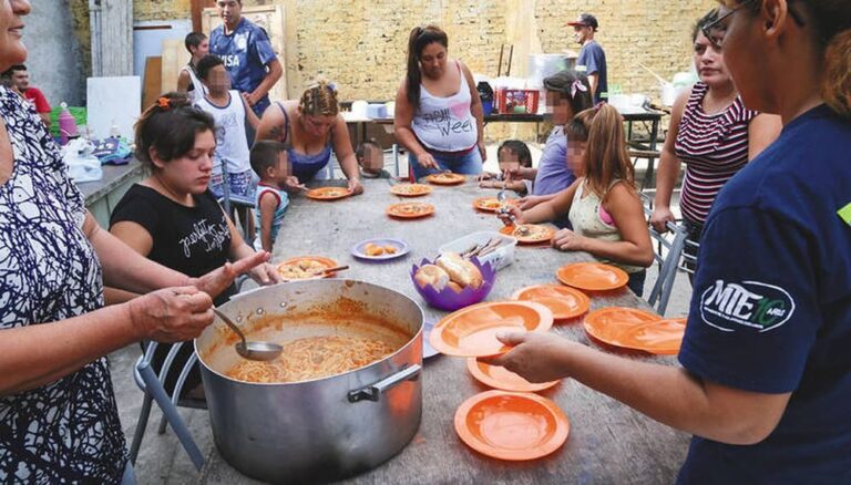 El Gobierno denunció que la mitad de los comedores populares registrados «no existen»