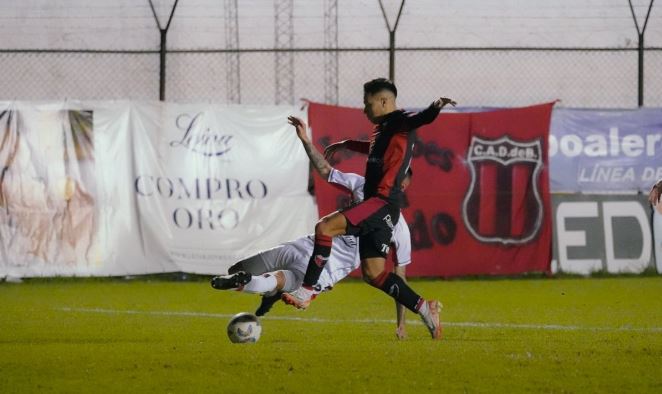 Colón no le encontró la vuelta al partido y cayó frente al Defe como visitante