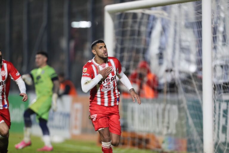 En un partido cambiante, Unión venció a Independiente Rivadavia y se subió a la punta del torneo